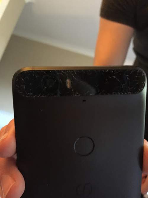 Nexus 6P bị “tố” vô cớ nứt, xước màn hình 4