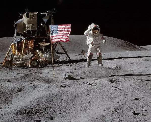 Điều gì đã xảy ra với những lá cờ được để lại trên Mặt trăng? 5