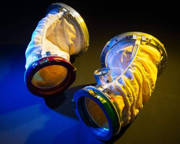 NASA ra mắt 2 mẫu trang phục cho phi hành gia lên sao Hỏa 12