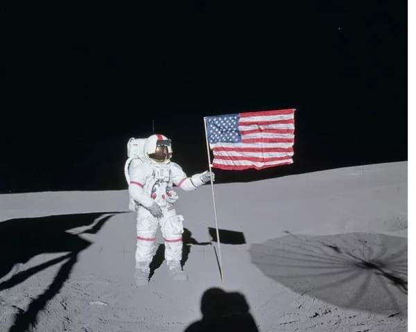 Điều gì đã xảy ra với những lá cờ được để lại trên Mặt trăng? 3