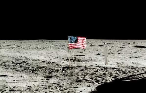 Điều gì đã xảy ra với những lá cờ được để lại trên Mặt trăng? 7