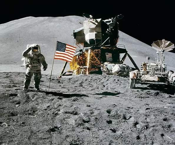 Điều gì đã xảy ra với những lá cờ được để lại trên Mặt trăng? 4