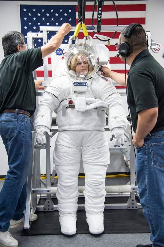 NASA ra mắt 2 mẫu trang phục cho phi hành gia lên sao Hỏa 5