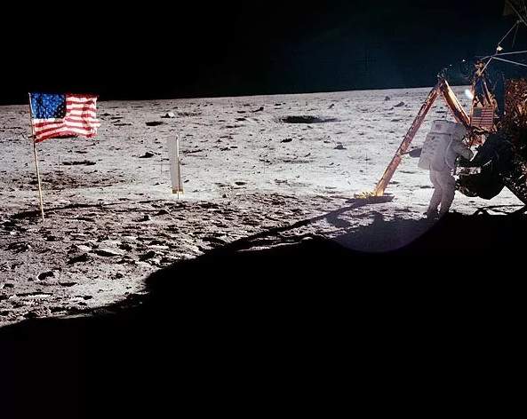 Điều gì đã xảy ra với những lá cờ được để lại trên Mặt trăng? 8
