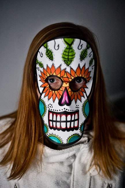 Cách làm mặt nạ Halloween bằng giấy đơn giản như đan rổ 6