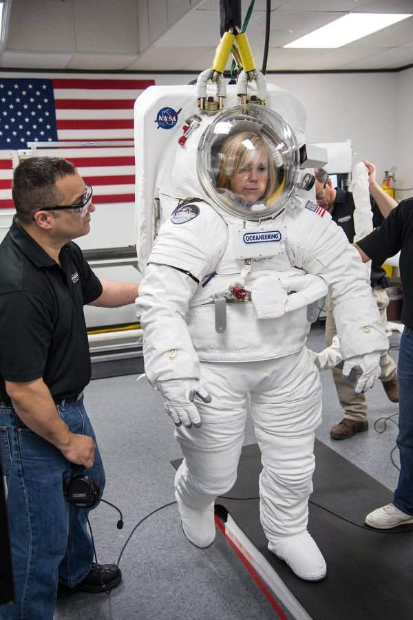 NASA ra mắt 2 mẫu trang phục cho phi hành gia lên sao Hỏa 3