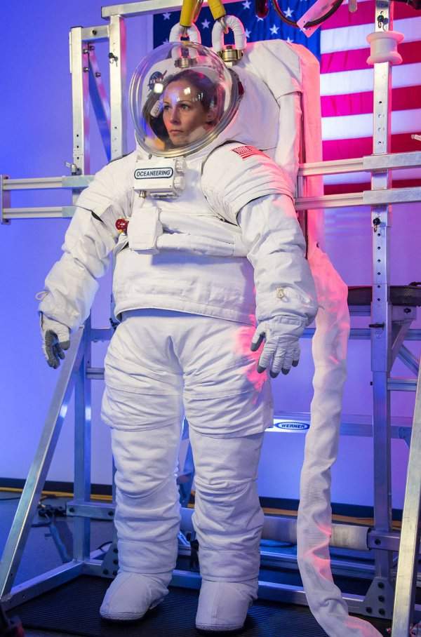 NASA ra mắt 2 mẫu trang phục cho phi hành gia lên sao Hỏa 7
