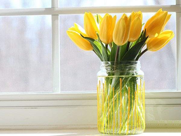 5 cách tái chế chai lọ thủy tinh thành bình cắm hoa siêu đẹp 5