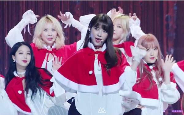 Trang phục biểu diễn đậm chất Giáng sinh của sao Kpop 10
