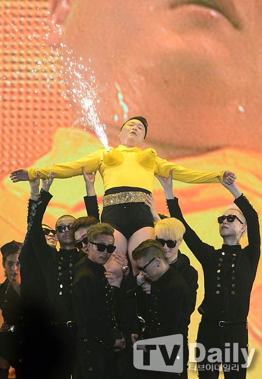 Psy gây choáng với màn bắn pháo sáng bằng ngực giả 4