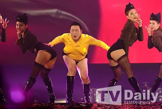Psy gây choáng với màn bắn pháo sáng bằng ngực giả 3