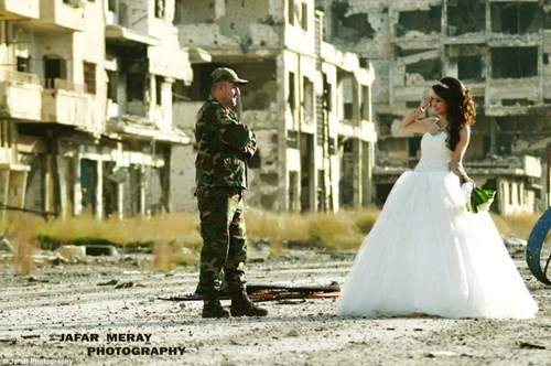 Bộ ảnh cưới táo bạo giữa đống hoang tàn của cặp đôi Syria