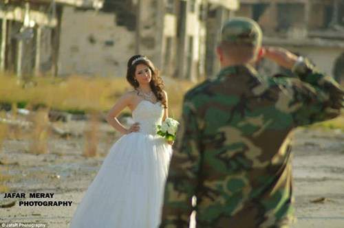 Bộ ảnh cưới táo bạo giữa đống hoang tàn của cặp đôi Syria 5