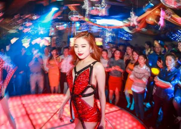 Hoàng Thùy Linh biểu diễn loạt hit EDM tại Đà Lạt 2