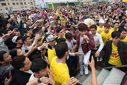 Lực lượng bảo vệ mệt nhoài vì fan cuồng Hồ Quang Hiếu 15