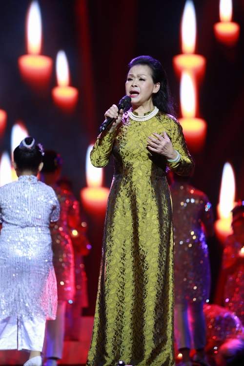 Khánh Ly bị khán giả Hà Nội vây kín sau đêm diễn 10