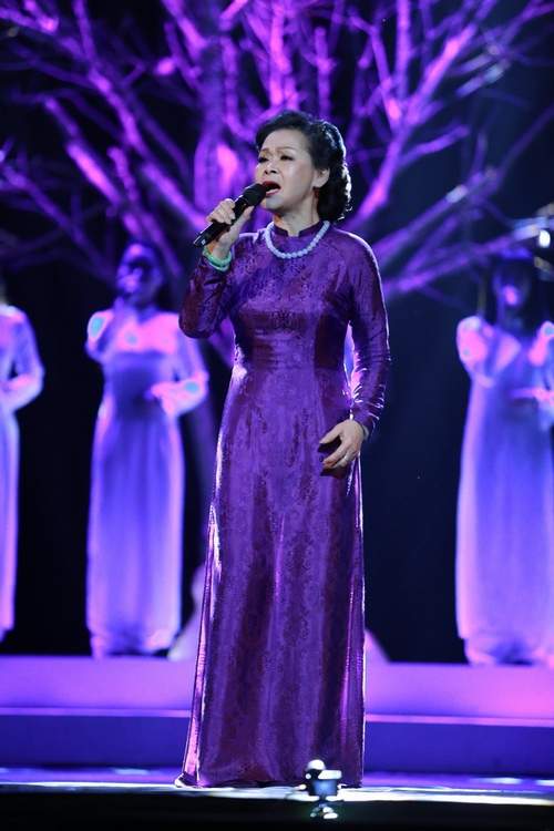Khánh Ly bị khán giả Hà Nội vây kín sau đêm diễn 7