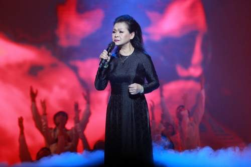 Khánh Ly bị khán giả Hà Nội vây kín sau đêm diễn 8