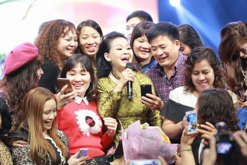 Khánh Ly bị khán giả Hà Nội vây kín sau đêm diễn 6