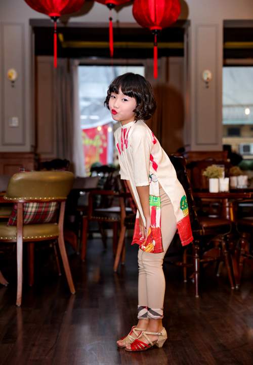 Con gái Thái Thùy Linh điệu đà trong tà áo dài 18