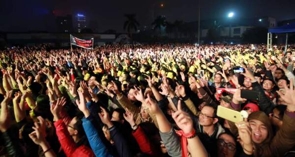 Hàng ngàn khán giả Thủ đô được "thắp lửa" trong liveshow Trần Lập 36
