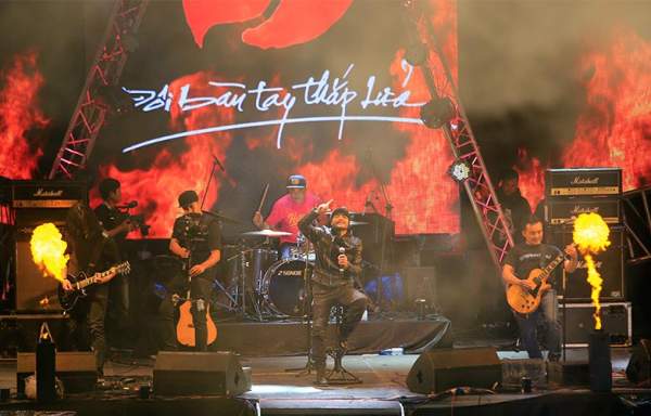 Hàng ngàn khán giả Thủ đô được "thắp lửa" trong liveshow Trần Lập 24