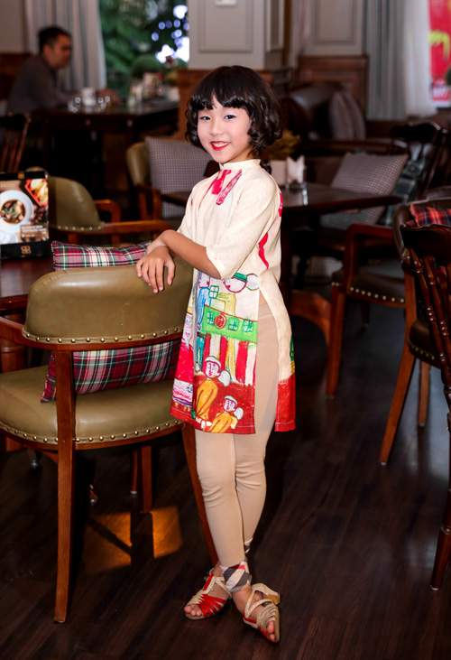 Con gái Thái Thùy Linh điệu đà trong tà áo dài 21