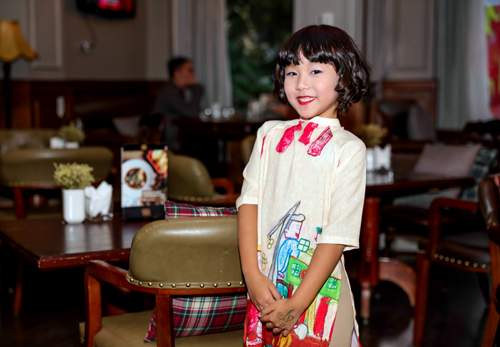 Con gái Thái Thùy Linh điệu đà trong tà áo dài 24