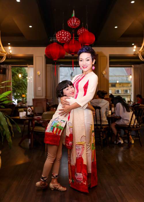 Con gái Thái Thùy Linh điệu đà trong tà áo dài 45