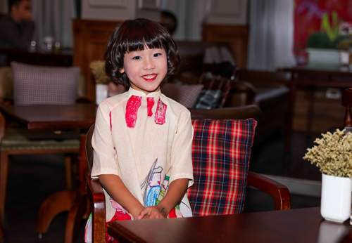 Con gái Thái Thùy Linh điệu đà trong tà áo dài 33