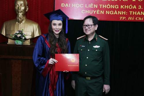 Hồ Quỳnh Hương trở thành giảng viên đại học 9