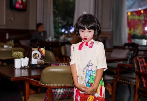 Con gái Thái Thùy Linh điệu đà trong tà áo dài 27