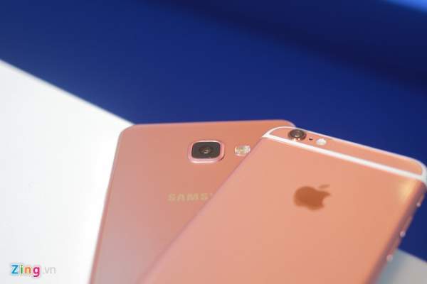 Galaxy A7 2016 so màu vàng hồng với iPhone 6S 10