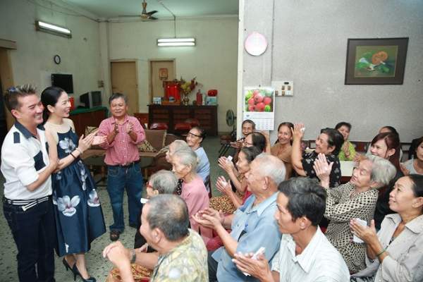 Mr. Đàm trao quà cho nghệ sĩ nghèo 3