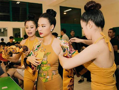 Hoàng Thuỳ Linh gợi cảm hát "thân em vừa trắng vừa tròn" 2