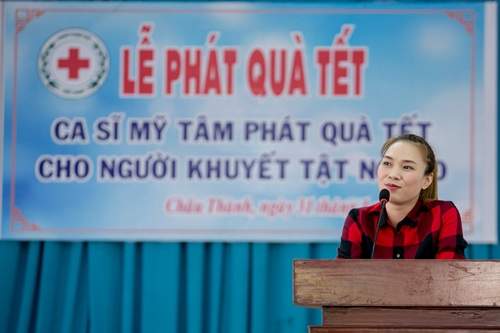 Mỹ Tâm hát vọng cổ tặng bà con nghèo miền Tây 2