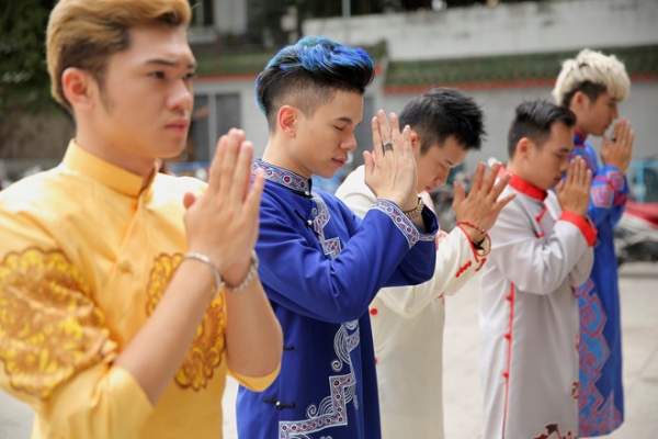 Hoàng Tôn và FB Boiz mặc áo dài rộn ràng dạo phố Tết 5