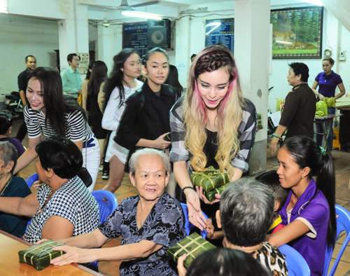 Khánh Thi mang niềm vui đến cho người nghèo 5