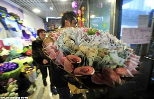 Giới trẻ TQ rộ mốt tặng hoa "đồng tiền" dịp Valentine 8