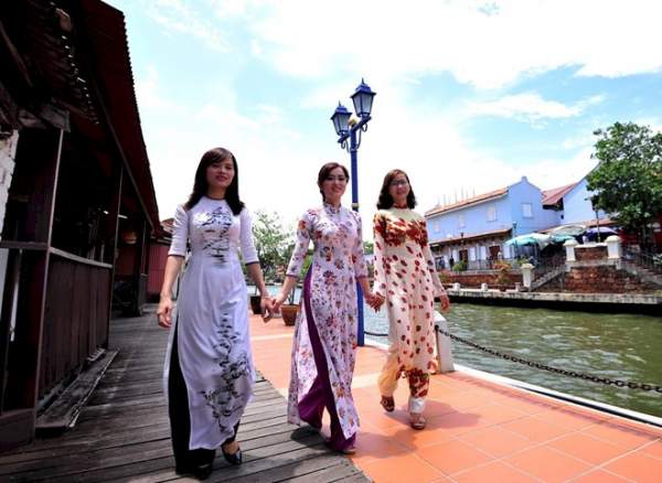Nữ du học sinh Việt mong ước phủ kín tà áo dài khắp thế giới 2