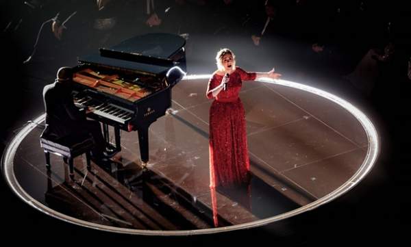 Adele thấy mình hoen ố vì trình diễn lỗi tại Grammy 4