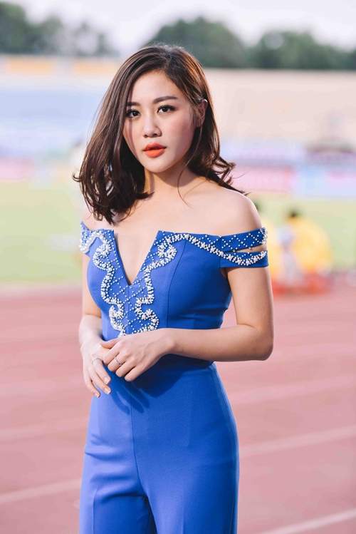 Văn Mai Hương gợi cảm "đốt nóng" sân cỏ V.League 9