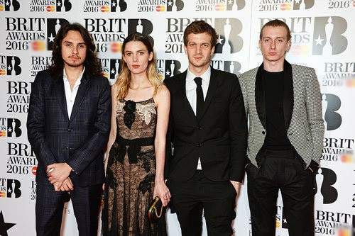 Adele lộng lẫy trên thảm đỏ BRIT Awards 2016 12