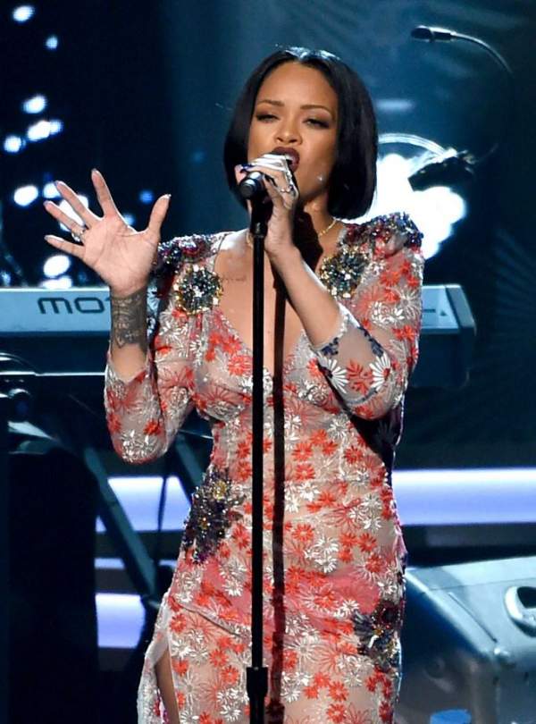 Lý do thật sự khiến Rihanna hủy diễn tại Grammy 2