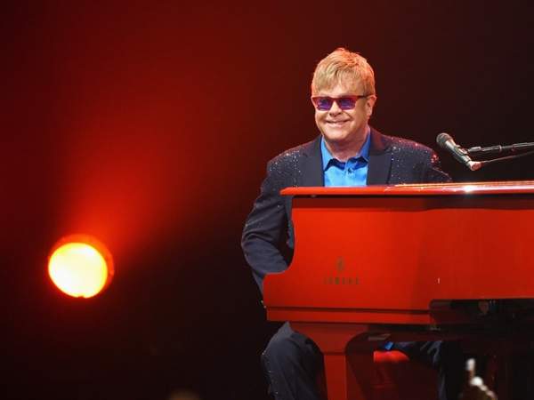 Elton John mỉa mai Janet Jackson hát nhép 2