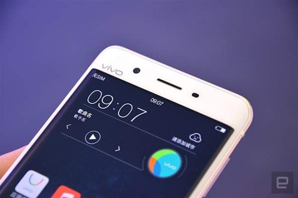 Cận cảnh smartphone màn hình cong, RAM 6 GB 9