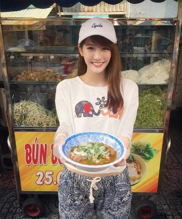 Hot girl trà sữa Malaysia mặc áo dài hát tiếng Việt