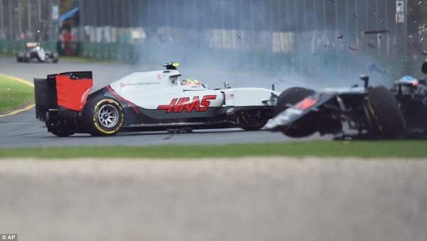 Alonso thoát chết sau vụ tai nạn khiến xe đua nát vụn 2
