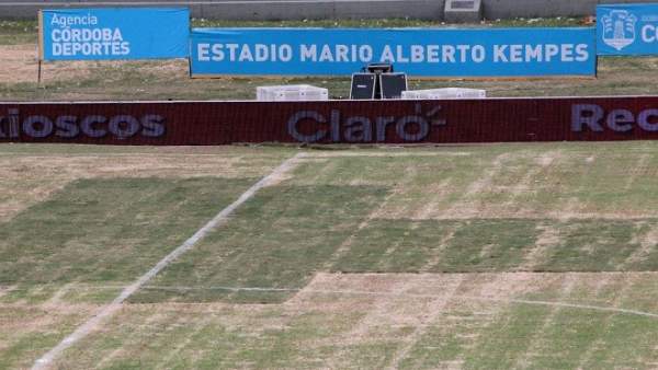 Messi sắp đá trên sân bóng giống như ruộng khoai