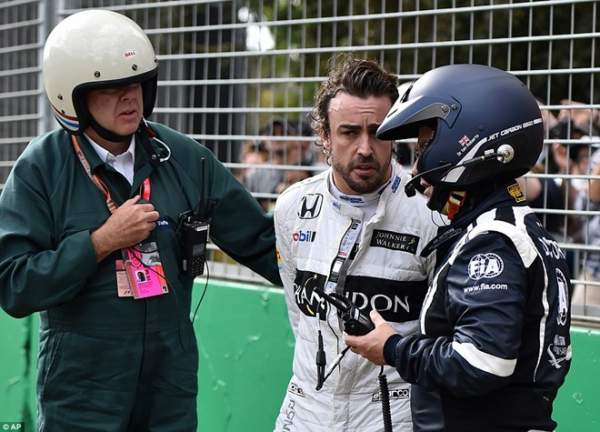 Alonso thoát chết sau vụ tai nạn khiến xe đua nát vụn 8